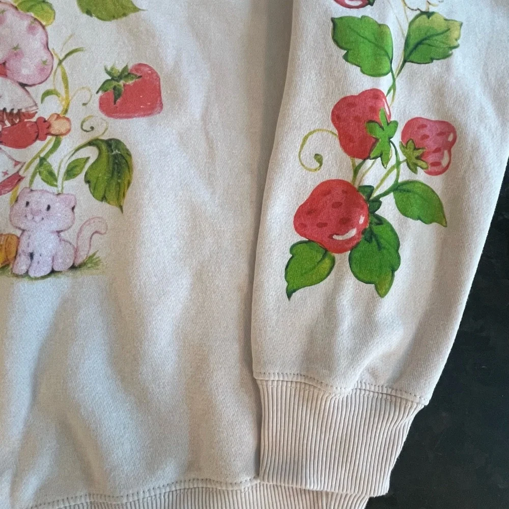 Strawberry Shortcake Graphic Sweatshirt Size Large - Picture 4 of 6